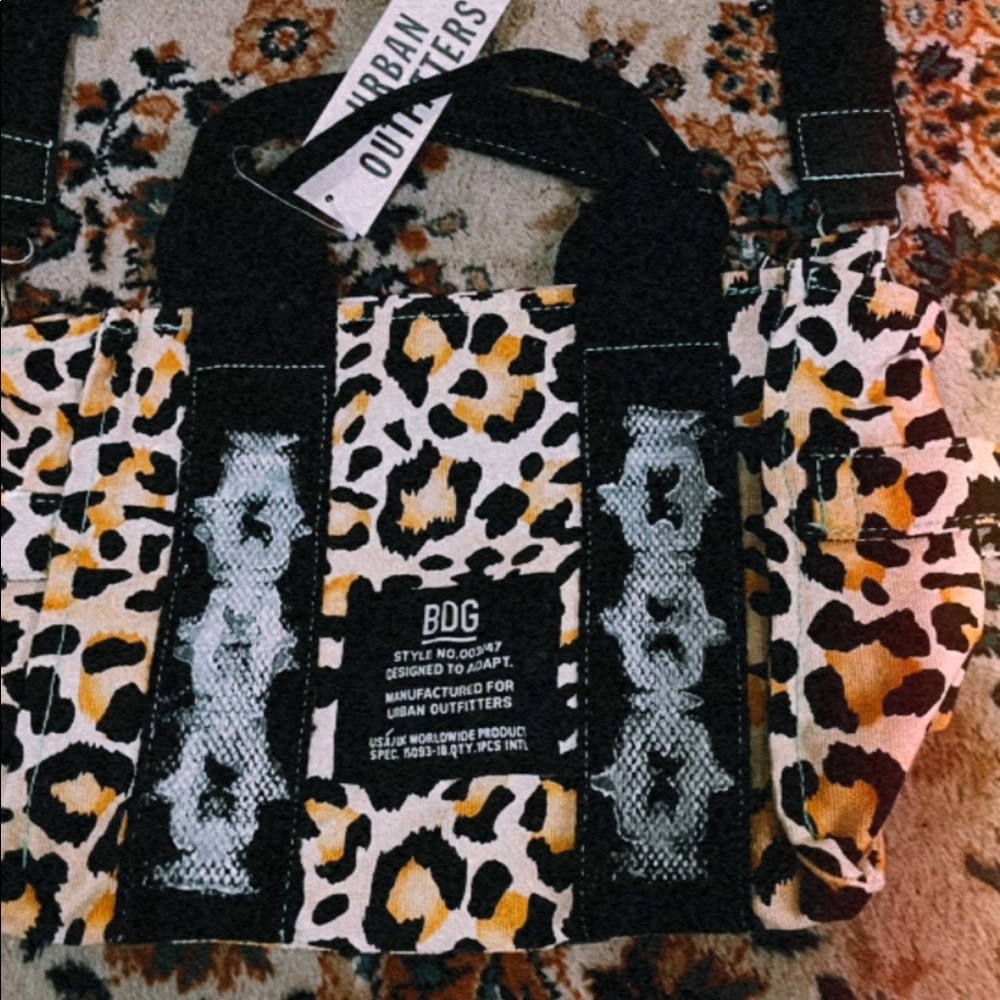 ⛓️Cheetah print BDG tote bag w/ Chain Print⛓️